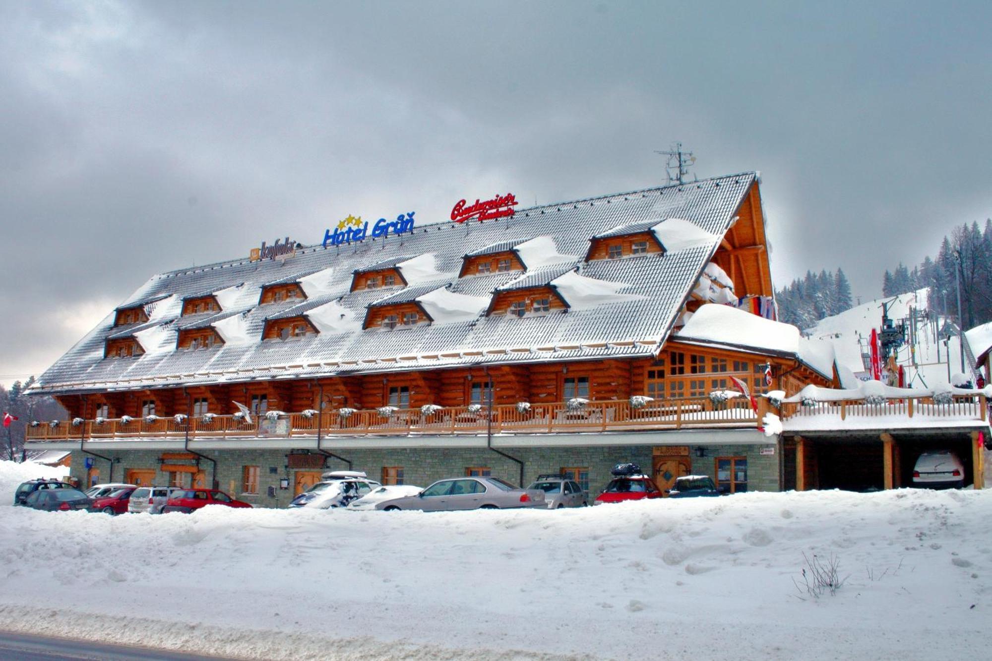Hotel Grun モスティ・ウ・ヤブルンコヴァ エクステリア 写真