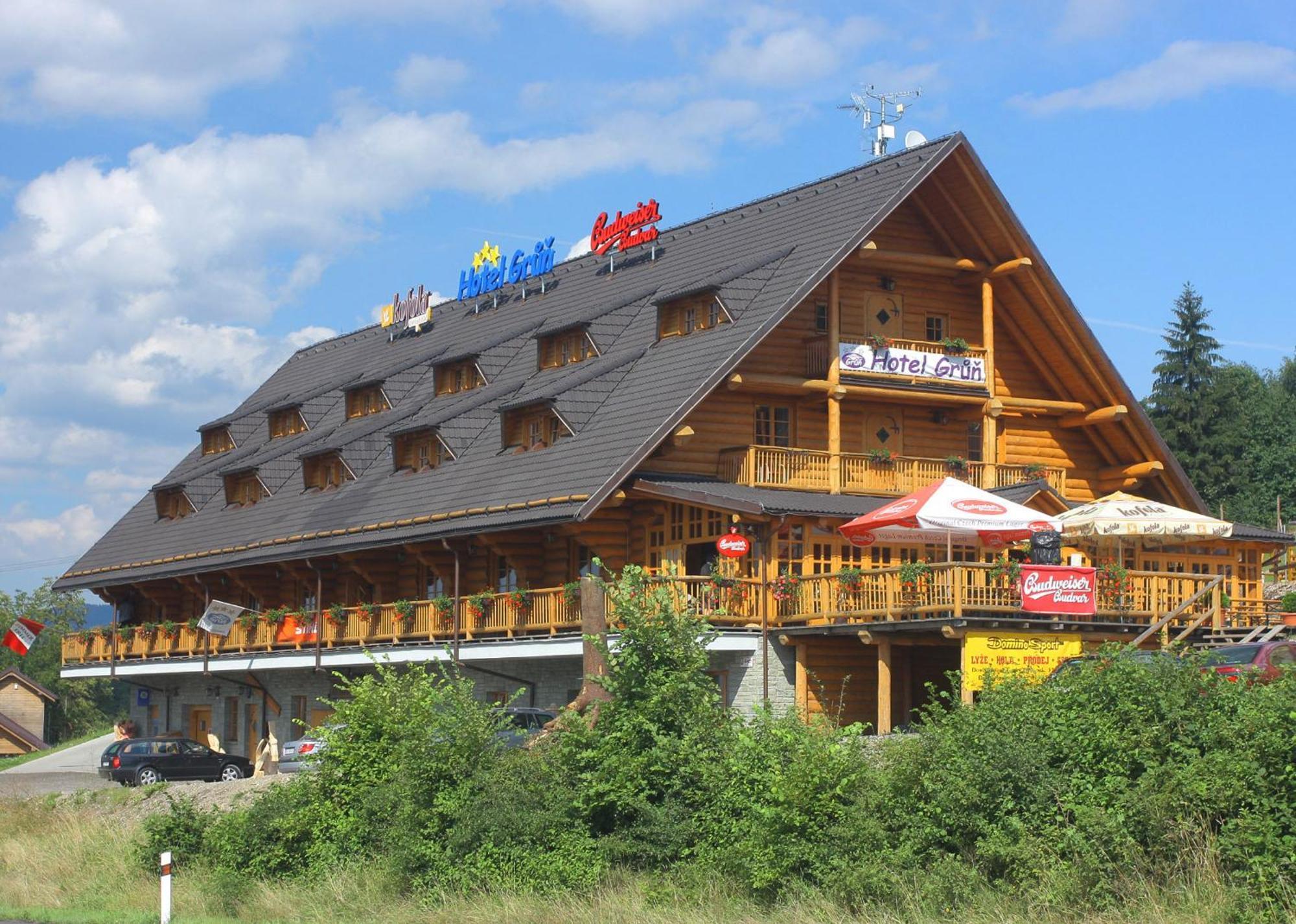 Hotel Grun モスティ・ウ・ヤブルンコヴァ エクステリア 写真
