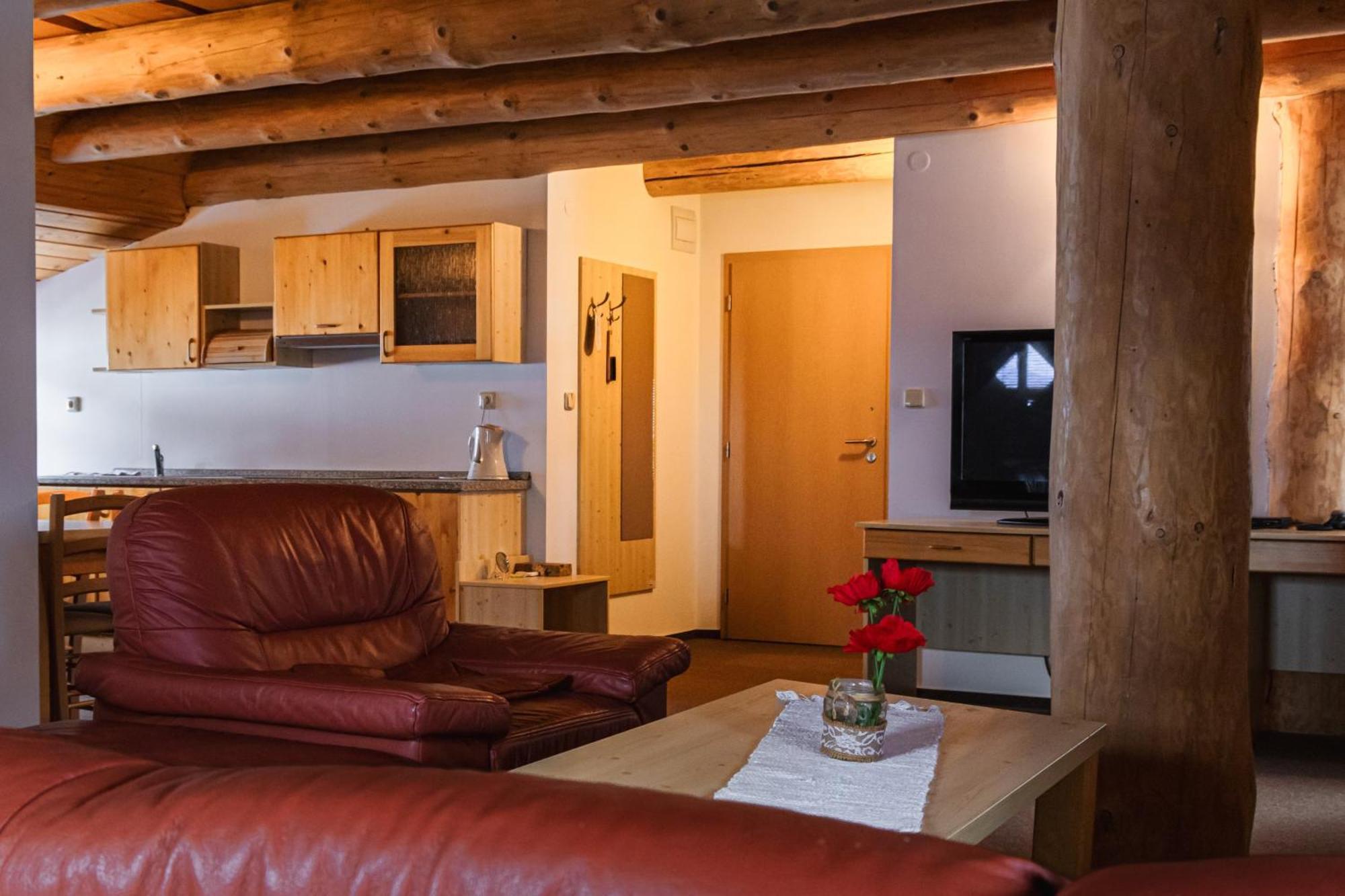 Hotel Grun モスティ・ウ・ヤブルンコヴァ エクステリア 写真